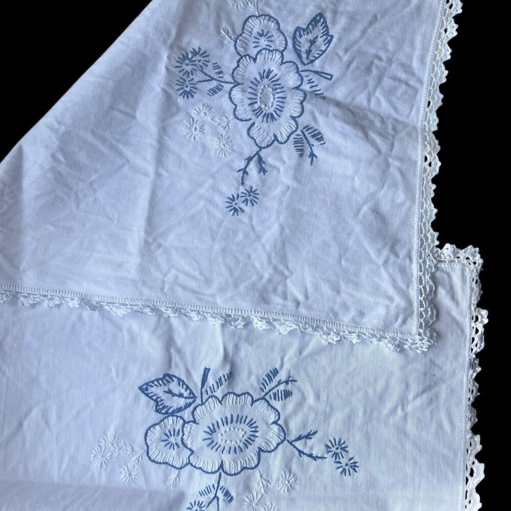 Vintage Embroidered Floral Table Runner With Crocheted Edges 18x42